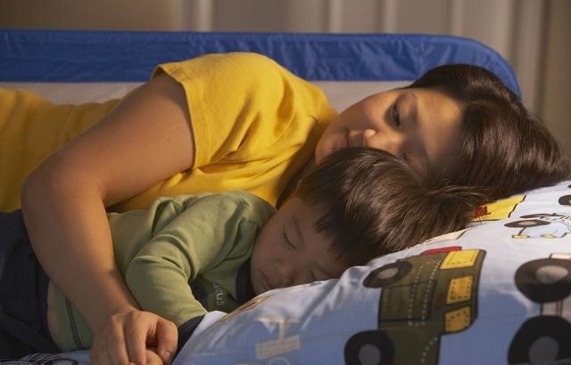 家里有小孩的注意了?孩子累了睡覺會打呼嚕嗎?